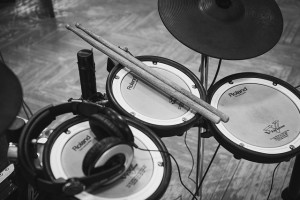 The Benefits of Studio versus Acoustic Drum Kits